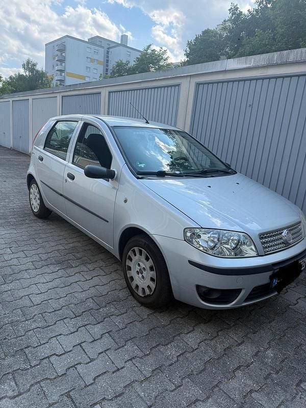 Grau Gebraucht 2009 Fiat Punto Kleinwagen | 2.500 € (Fairer Preis) - Bild 1/4