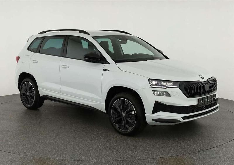 Moon weiß perleffekt Neu 2025 Skoda Karoq SportLine SUV | 38.595 € (Fairer Preis) - Bild 1/4