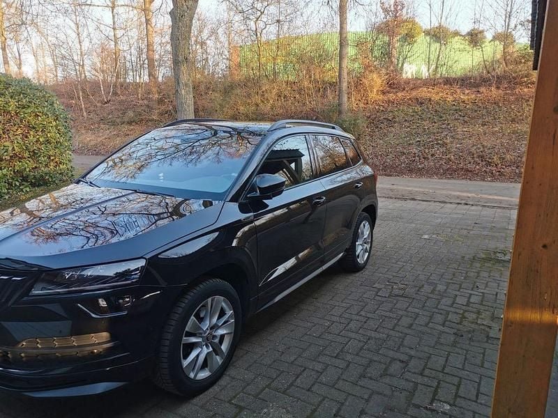Schwarz Gebraucht 2021 Skoda Karoq SportLine SUV | 27.300 € (Superpreis) - Bild 1/4
