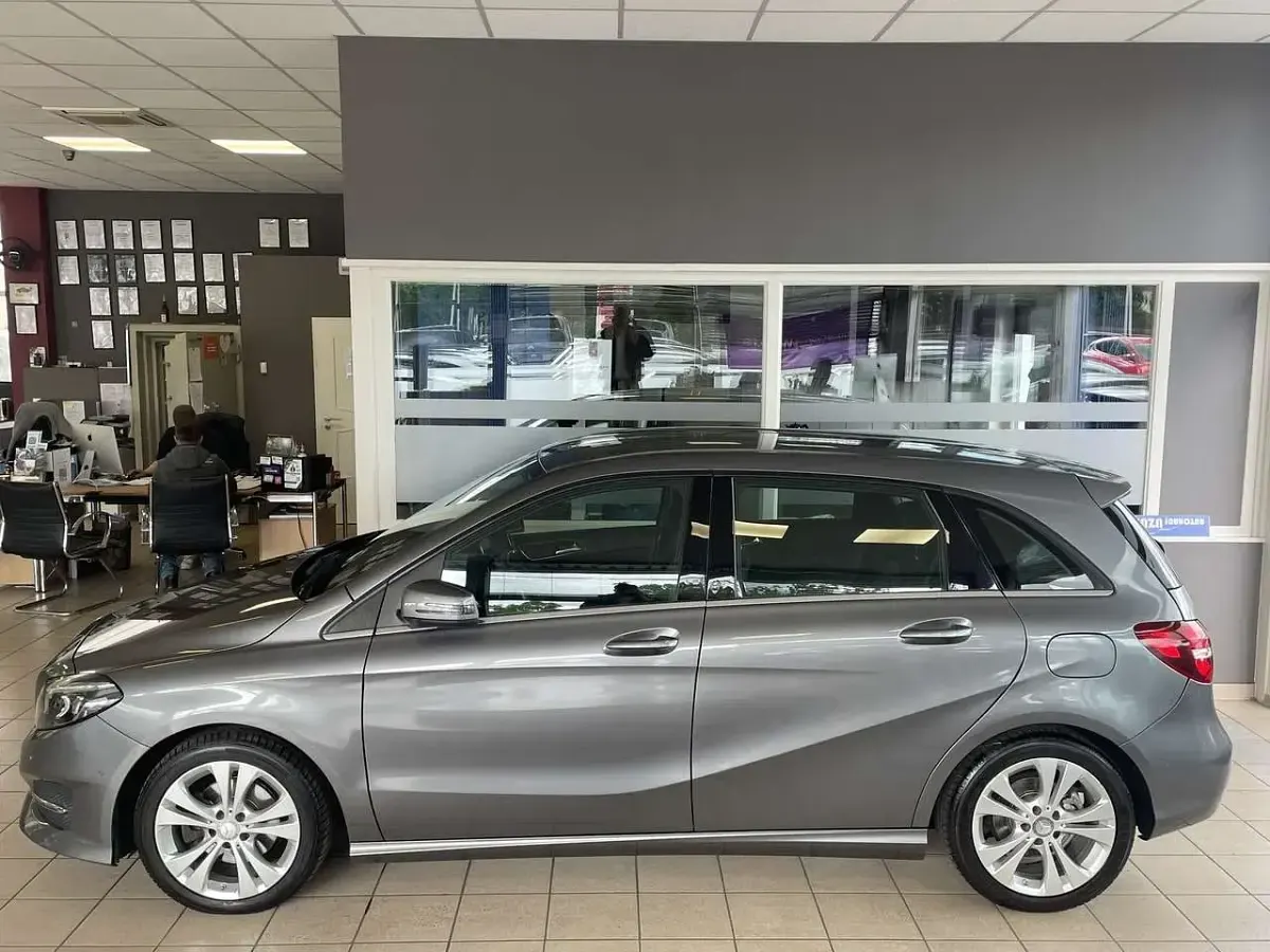 Gebraucht Mercedes B200 Urban 156 PS (114 kW) 2015 Grau Kleinwagen
