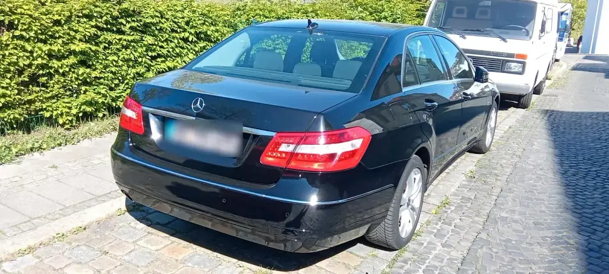 Second-hand Mercedes E200 184 CP (135 kW) 2009 Negru Berlinǎ