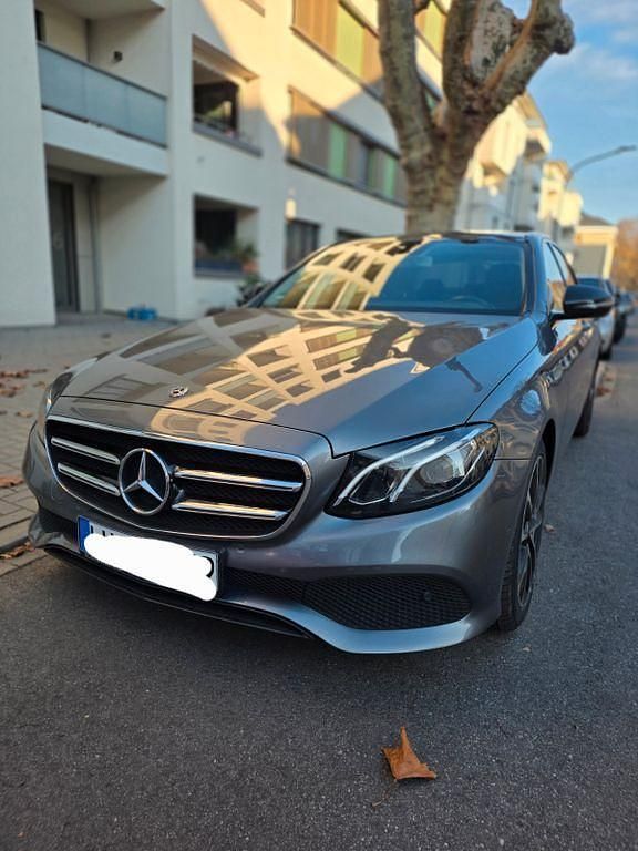 Grau Gebraucht 2019 Mercedes E220 Limousine | 20.900 € (Superpreis) - Bild 1/4