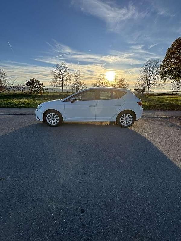 Weiß Gebraucht 2013 Seat Leon Style Kleinwagen | 7.990 € (Fairer Preis) - Bild 1/4