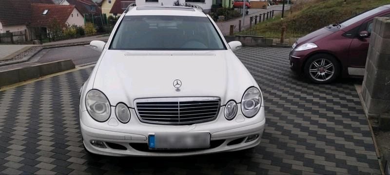 Weiß Gebraucht 2003 Mercedes E220 Kombi | 2.000 € (Fairer Preis) - Bild 1/4