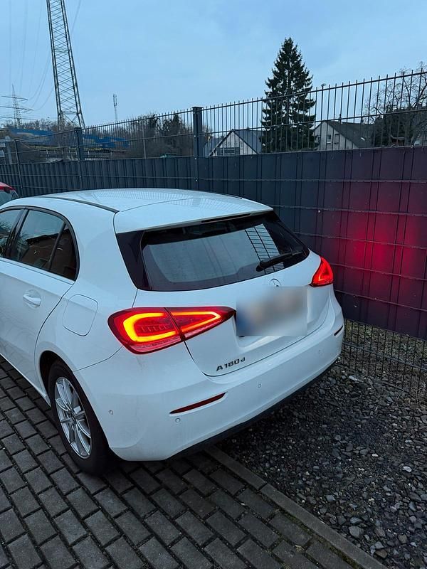 Gebraucht Mercedes A180 116 PS (85 kW) 2019 Weiß Kleinwagen