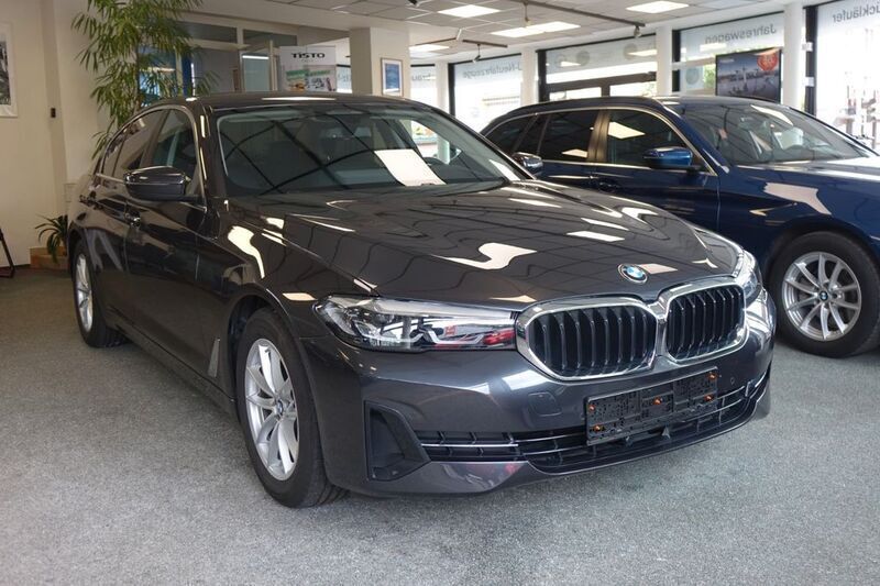 Grau Gebraucht 2023 BMW 520 Limousine | 39.999 € (Guter Preis) - Bild 1/4