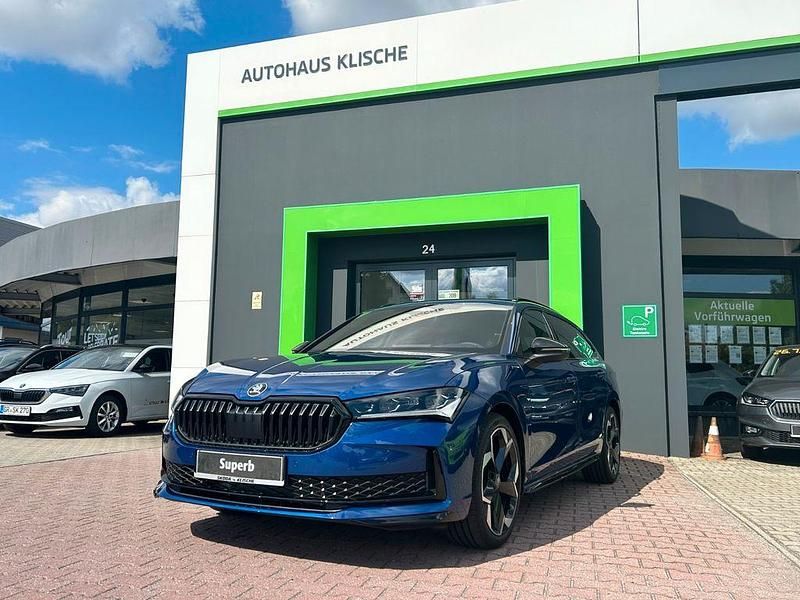 Blau Neu 2025 Skoda Superb SportLine Kombi | 53.500 € (Teuer) - Bild 1/4