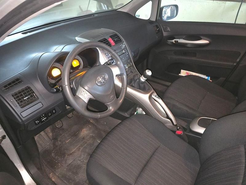 Gebraucht Toyota Auris 101 PS (74 kW) 2009 Silber Kleinwagen