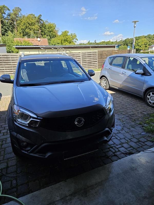 Grau Gebraucht 2016 Ssangyong / KGM Korando SUV | 4.500 € - Bild 1/4