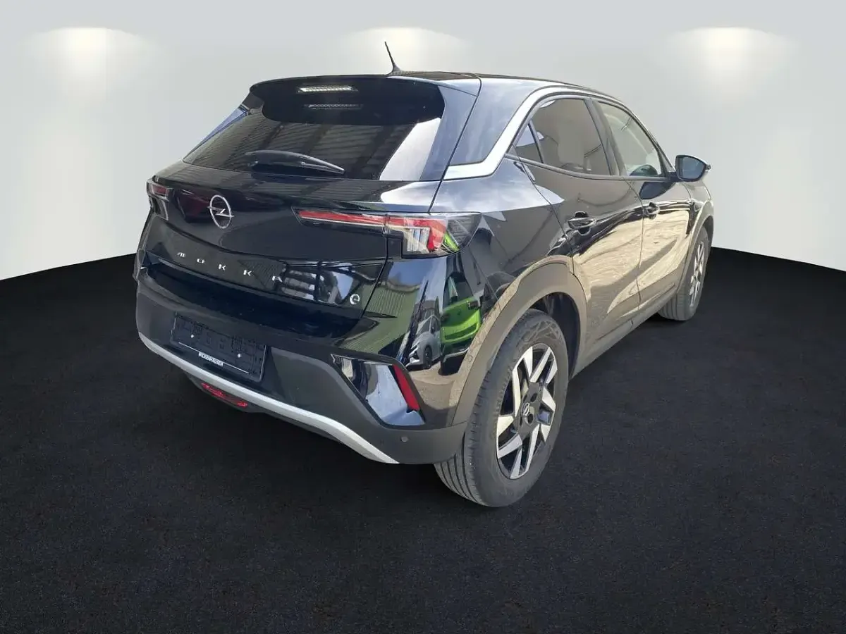 Gebraucht Opel Mokka-e Elegance 100 kW (136 PS) 2022 Diamant schwarz/karbon schwarz (metallic) SUV
