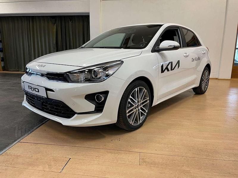 Schneeweiß Gebraucht 2023 Kia Rio Spirit Limousine | 18.490 € (Etwas zu teuer) - Bild 1/4
