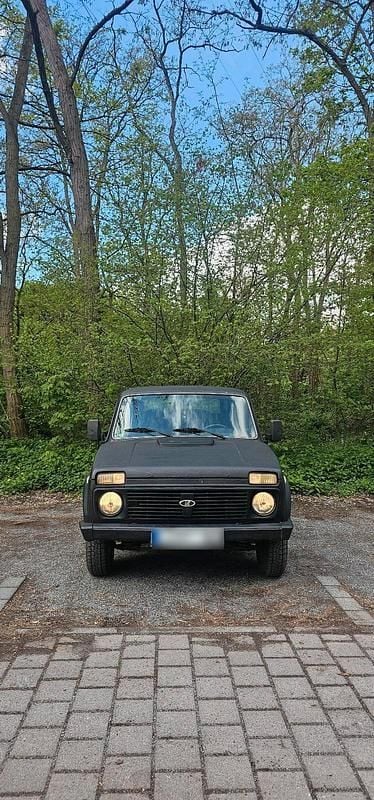 Second-hand Lada niva 83 CP (61 kW) 2014 Negru SUV