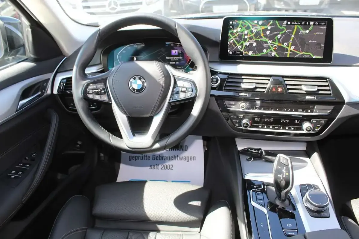 Gebraucht BMW 520 190 PS (139 kW) 2023 Black sapphire metallic Kombi