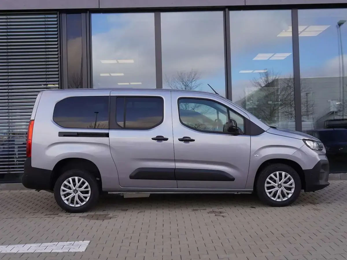 Neu Fiat Doblò 131 PS (96 kW) 2026 Silber Van / Kleinbus