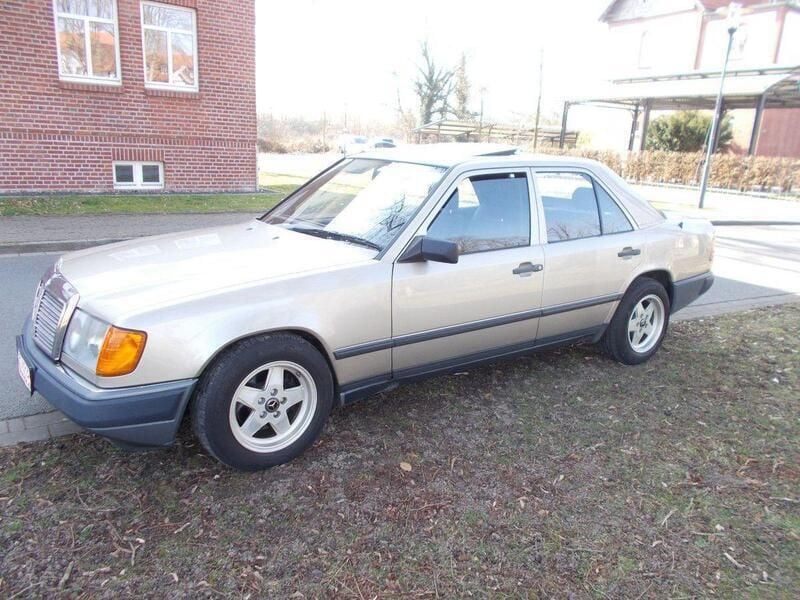 Gebraucht Mercedes E230 132 PS (97 kW) 1989 Gold Limousine
