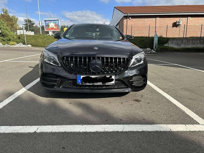 Schwarz Gebraucht 2018 Mercedes C200 AMG line Coupé | 25.700 € (Fairer Preis) - Bild 1/4