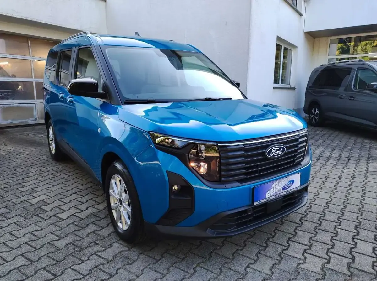 Neu Ford Tourneo Courier Titanium 125 PS (91 kW) 2025 Blau Van / Kleinbus
