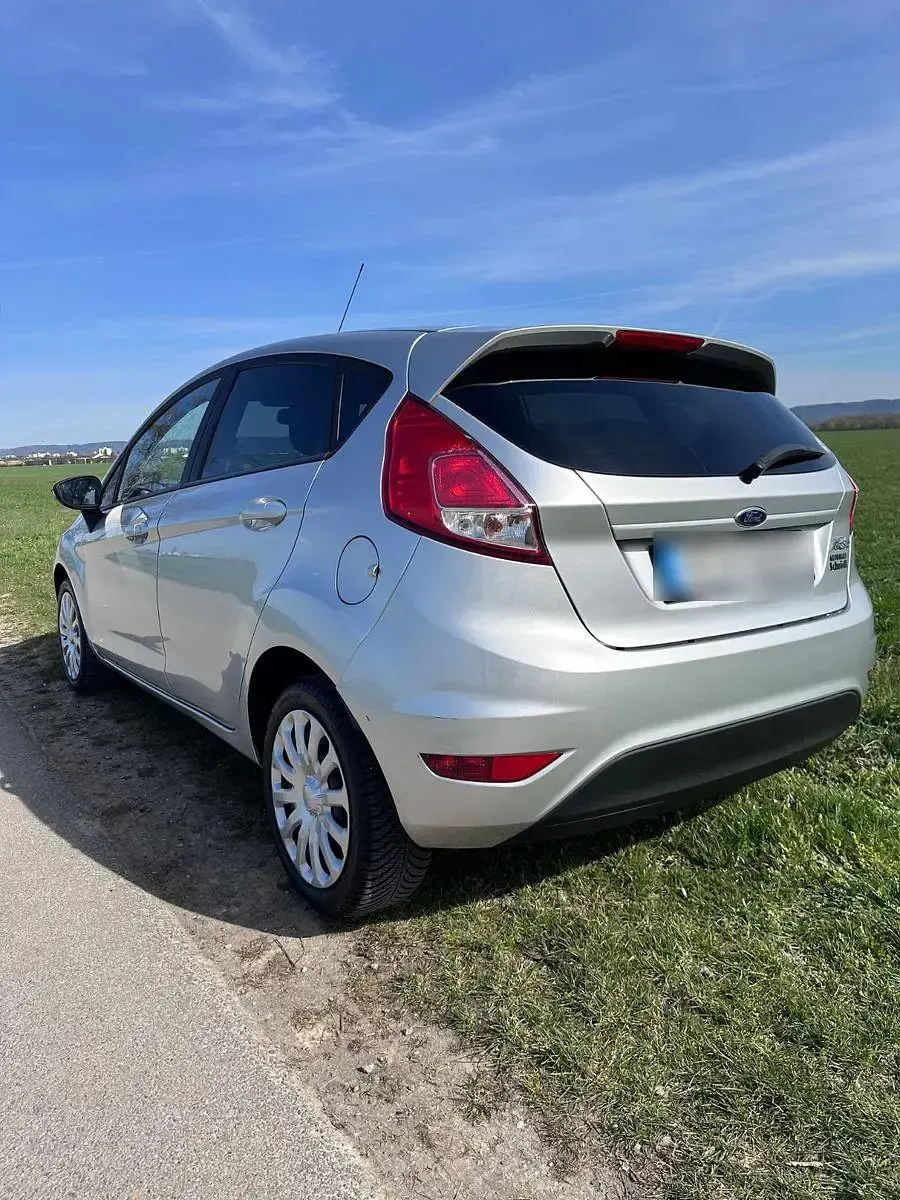 Gebraucht Ford Fiesta Trend 75 PS (55 kW) 2015 Silber Kleinwagen