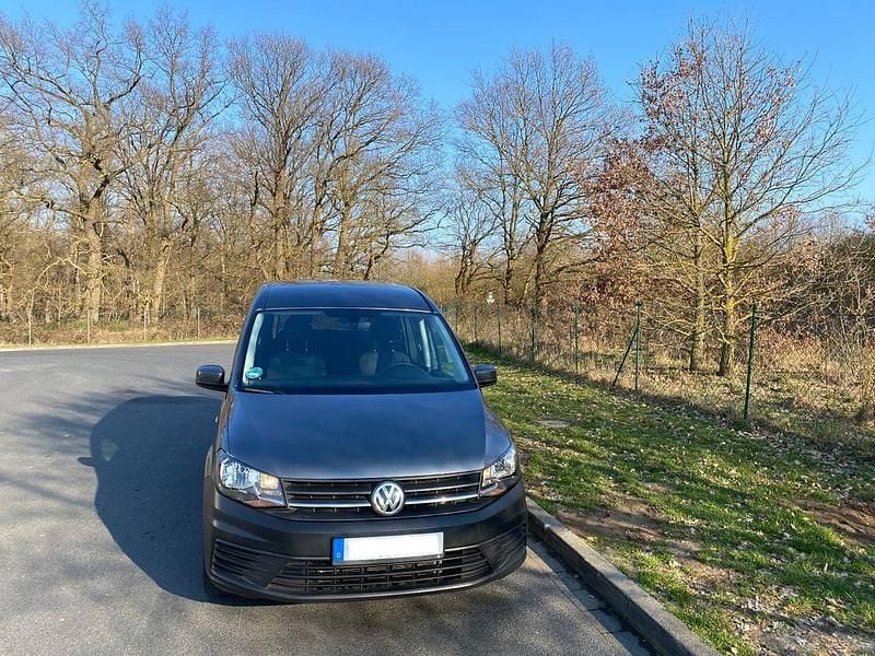 Usado VW Caddy 125 HP (91 kW) 2016 Cinzento Monovolume