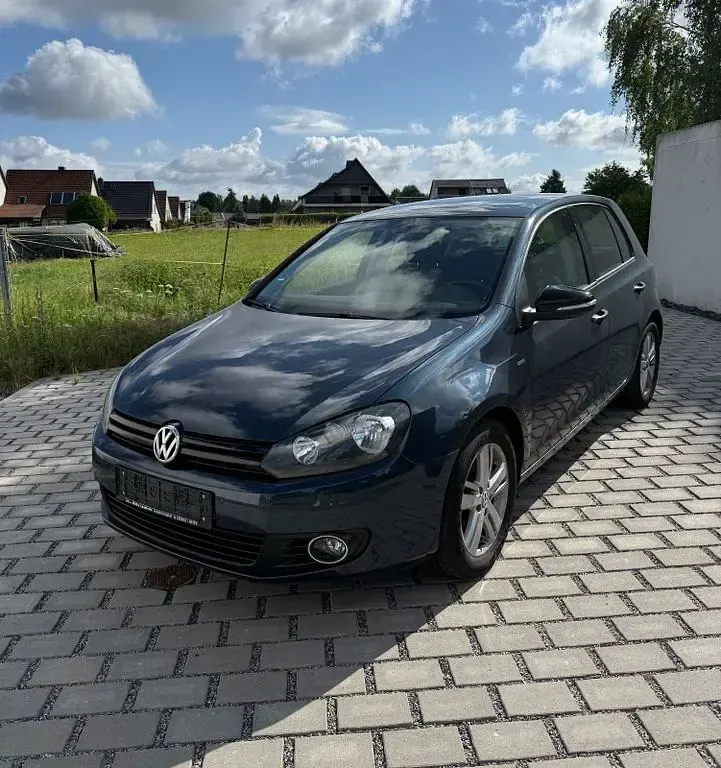 Gebraucht VW Golf VII Match 105 PS (77 kW) 2012 Blau Limousine