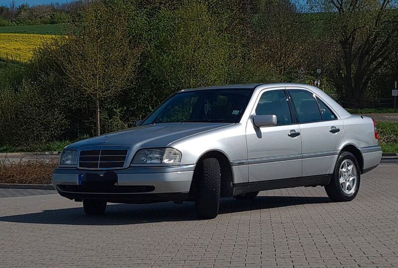 Silber Gebraucht 1995 Mercedes C180 Elegance Limousine | 3.750 € - Bild 1/4