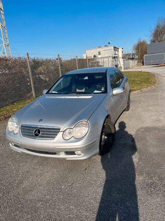 Grau Gebraucht 2004 Mercedes C220 Elegance Limousine | 1.500 € - Bild 1/4