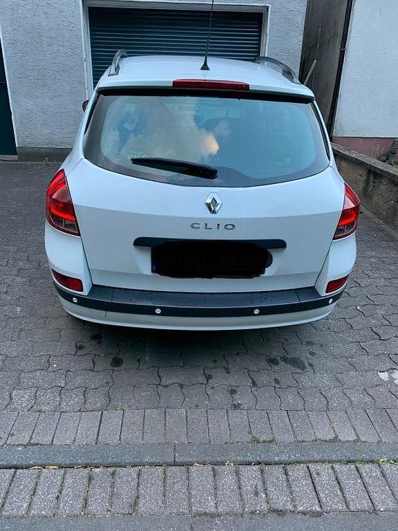 Weiß Gebraucht 2009 Renault Clio II Dynamique Limousine | 950 € (Guter Preis) - Bild 1/4