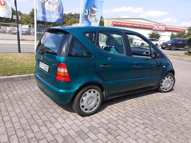 Grün Gebraucht 2000 Mercedes A160 Limousine | 1.499 € (Fairer Preis) - Bild 1/4