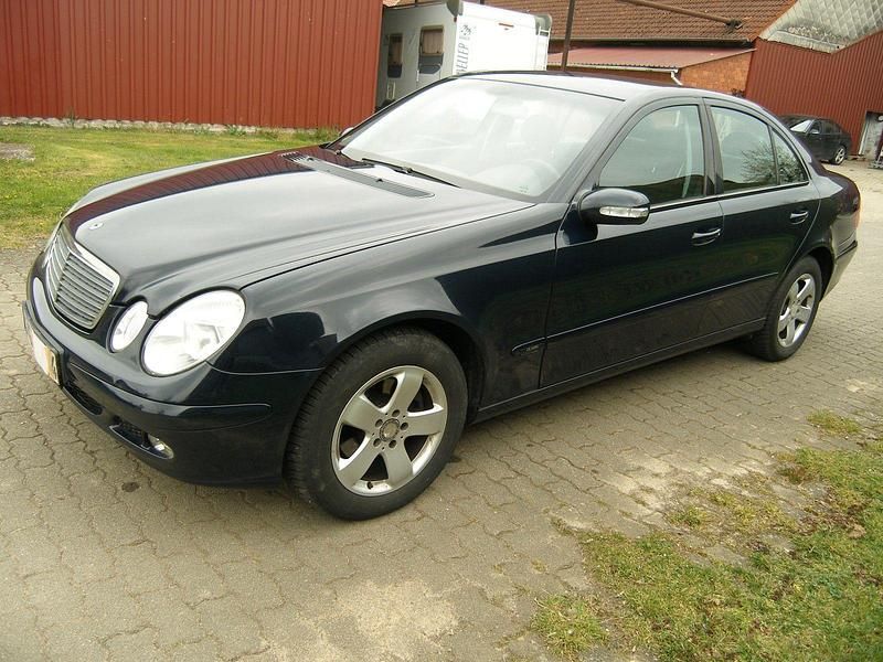 Second-hand Mercedes E240 177 CP (130 kW) 2002 Albastru Berlinǎ