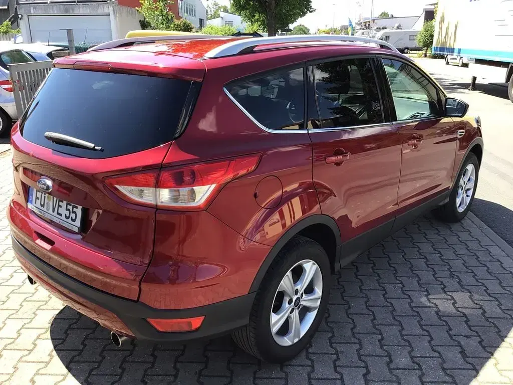 Gebraucht Ford Kuga Trend 150 PS (110 kW) 2015 Rot (metallic) SUV