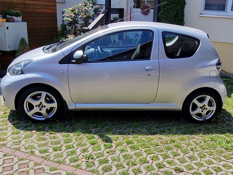 Silber Gebraucht 2009 Toyota Aygo Cool Kleinwagen | 3.200 € (Guter Preis) - Bild 1/4
