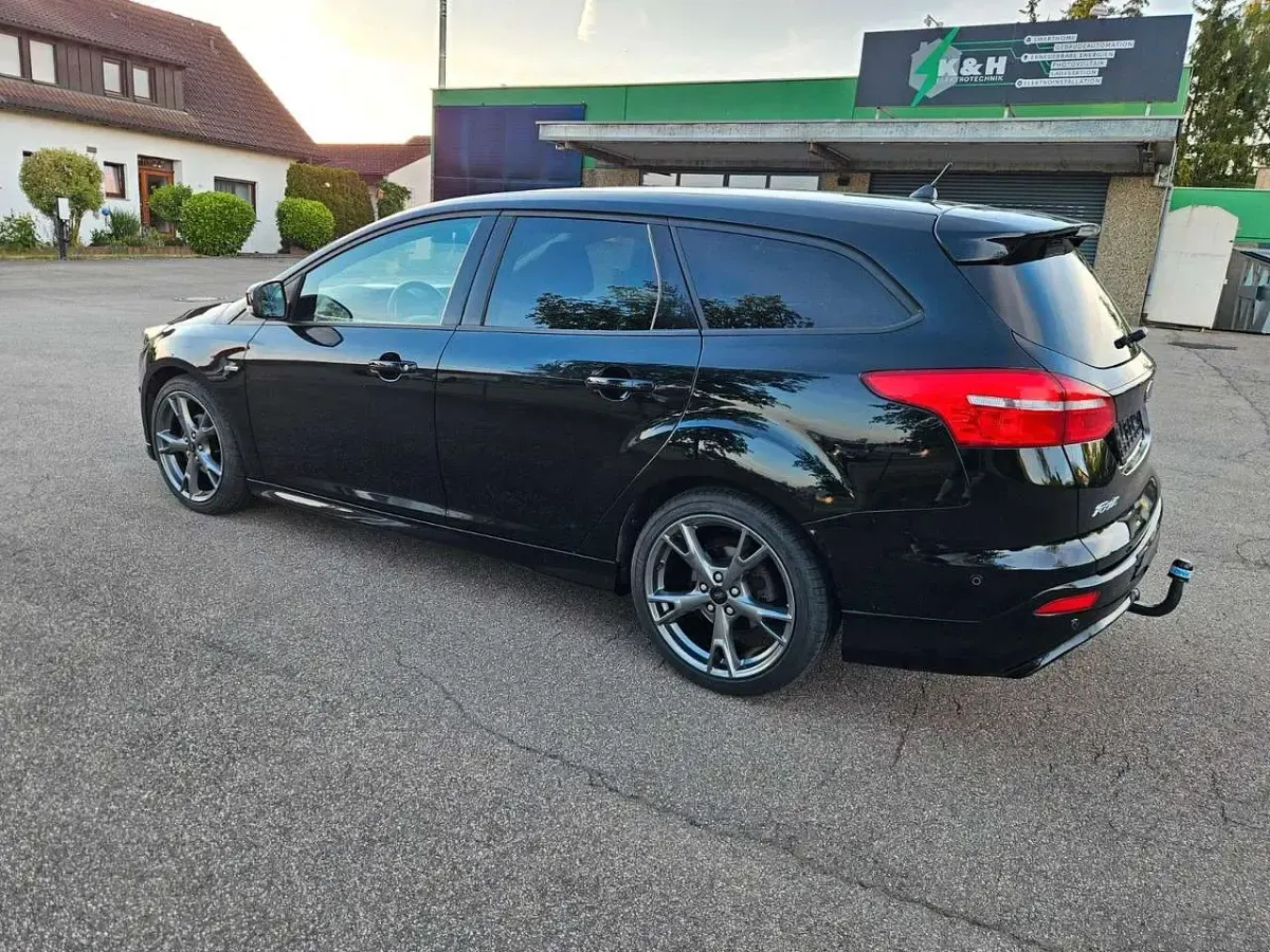Gebraucht Ford Focus ST-Line 140 PS (102 kW) 2018 Shadow black Kombi