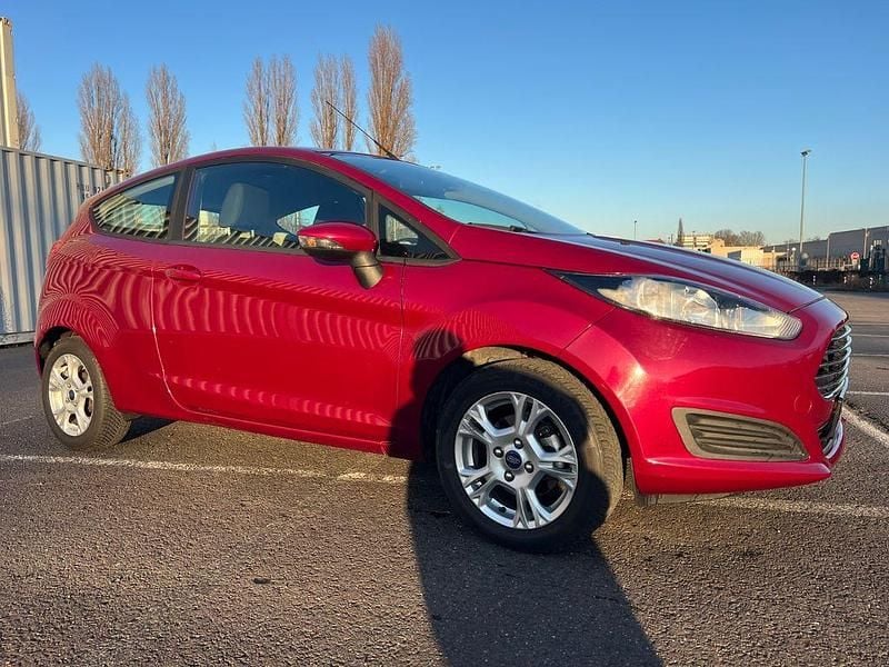 Rot Gebraucht 2013 Ford Fiesta Trend Kleinwagen | 3.499 € (Superpreis) - Bild 1/4