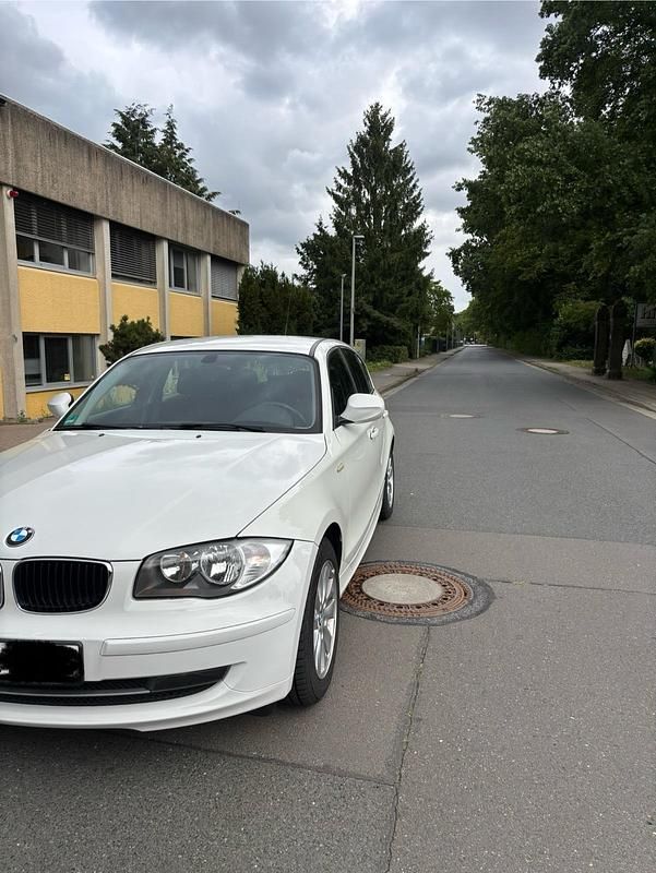Weiß Gebraucht 2010 BMW 116 Kleinwagen | 5.000 € (Etwas zu teuer) - Bild 1/4