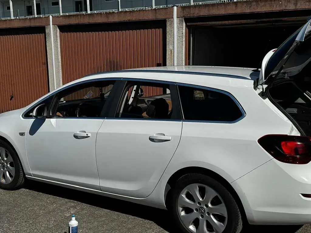 Second-hand Opel Astra Edition 165 CP (121 kW) 2012 Alb Break