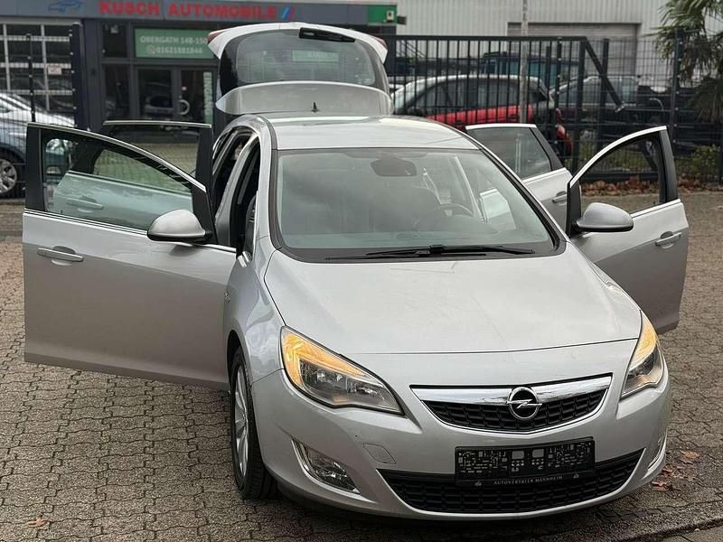 Argonsilber/switchblade silver Gebraucht 2011 Opel Astra Innovation Kleinwagen | 2.600 € (Fairer Preis) - Bild 1/4