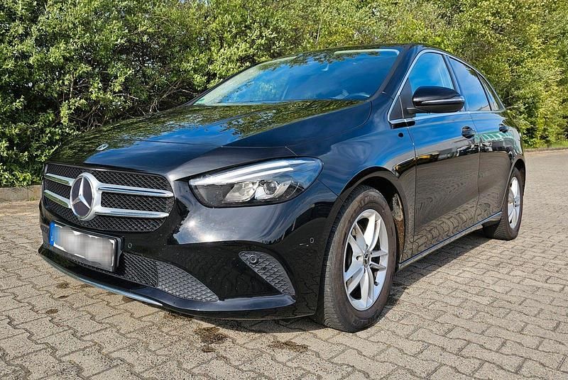 Schwarz Gebraucht 2020 Mercedes B200 Business Van / Kleinbus | 22.300 € (Guter Preis) - Bild 1/4