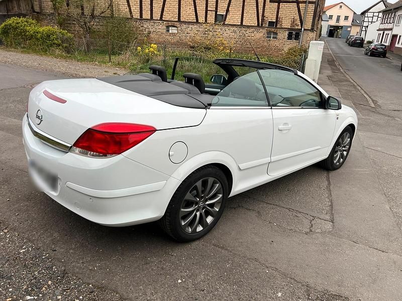 Gebraucht Opel Astra Cabriolet Edition 140 PS (102 kW) 2010 Weiß Cabrio