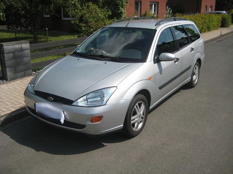 Silber Gebraucht 2001 Ford Focus Futura Kombi | 1.555 € (Fairer Preis) - Bild 1/4