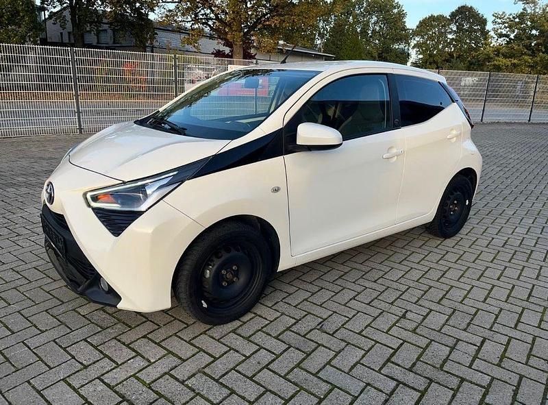 Weiß Gebraucht 2021 Toyota Aygo Team Kleinwagen | 10.199 € (Guter Preis) - Bild 1/4