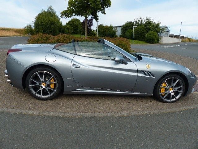 Grau Gebraucht 2011 Ferrari California Cabrio | 124.999 € (Fairer Preis) - Bild 1/4