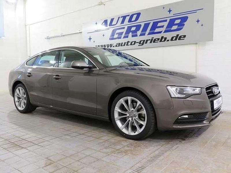 Dakotagrau metallic (metallic) Gebraucht 2013 Audi A5 Business Coupé | 11.850 € (Fairer Preis) - Bild 1/4