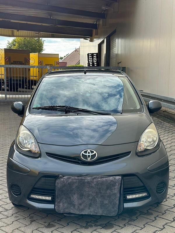 Grau Gebraucht 2012 Toyota Aygo Kleinwagen | 4.280 € (Fairer Preis) - Bild 1/4