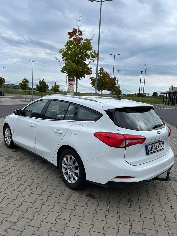 Weiß Gebraucht 2020 Ford Focus Cool & Connect Kombi | 12.500 € (Fairer Preis) - Bild 1/4