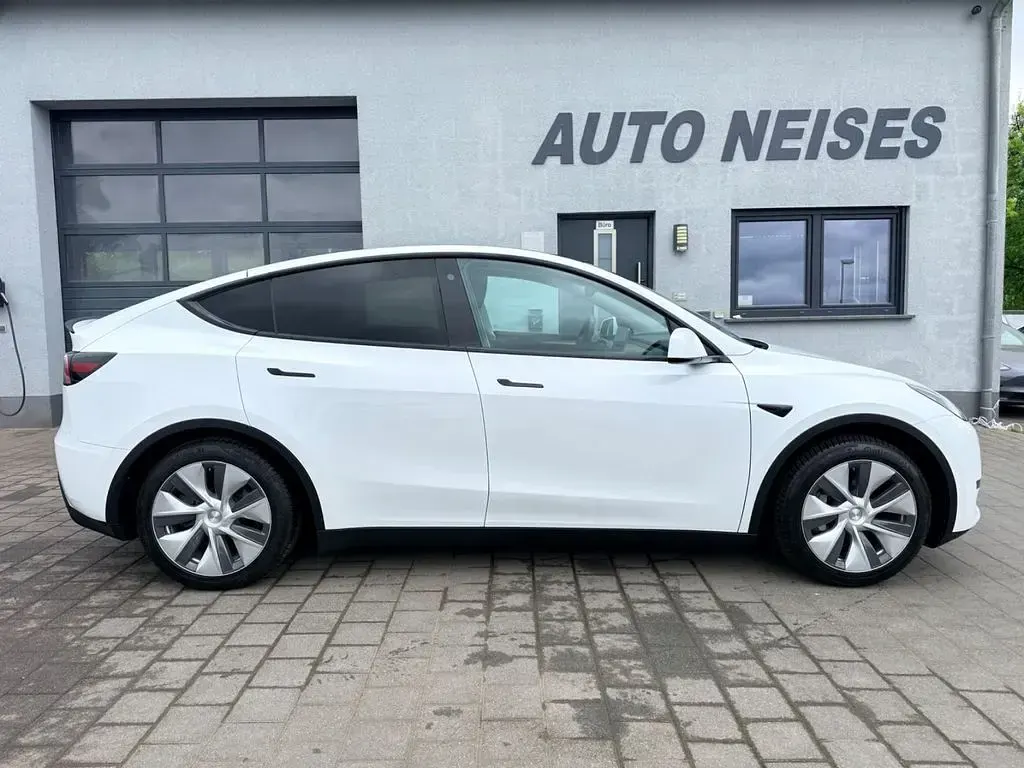 Käytetty Tesla Model Y Standard Range 216 kW (295 HP) 2023 Valkoinen Katumaasturi