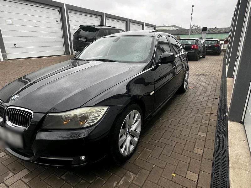 Gebraucht BMW 320 170 PS (125 kW) 2011 Schwarz Limousine