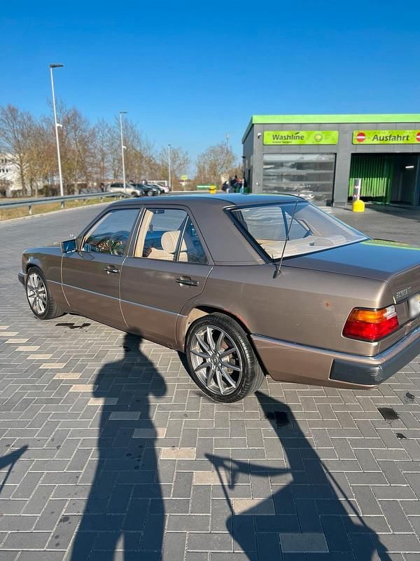 Gebraucht Mercedes E230 132 PS (97 kW) 1990 Braun Limousine