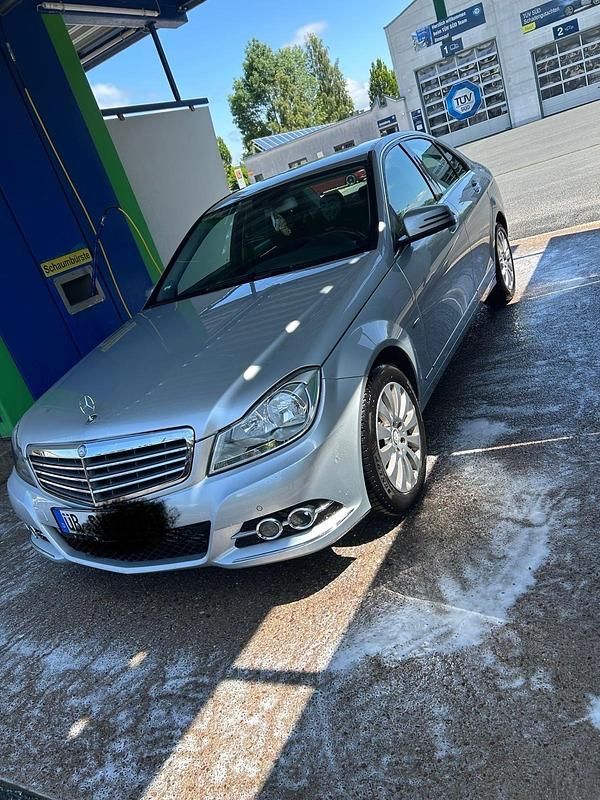 Silber Gebraucht 2011 Mercedes C200 Limousine | 10.200 € (Fairer Preis) - Bild 1/4