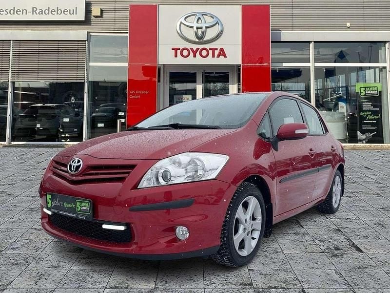 Gebraucht Toyota Auris Travel 99 PS (72 kW) 2012 Red metallic Limousine