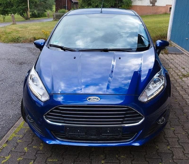 Blau Gebraucht 2016 Ford Fiesta Titanium Kleinwagen | 7.999 € (Fairer Preis) - Bild 1/4